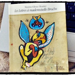 Madame lit Les Lettres à mademoiselle Brochu