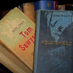 Madame lit ses suggestions sur des classiques