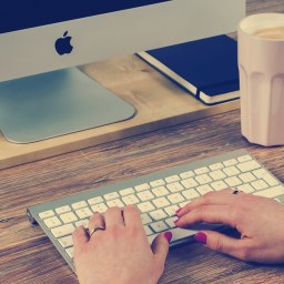 Madame lit son bilan de décembre pour le défi