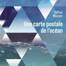 Madame lit Une carte postale de l’océan de Stéfani Meunier