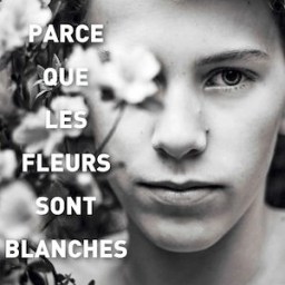 Madame lit Parce que les fleurs sont blanches de Gerbrand Bakker